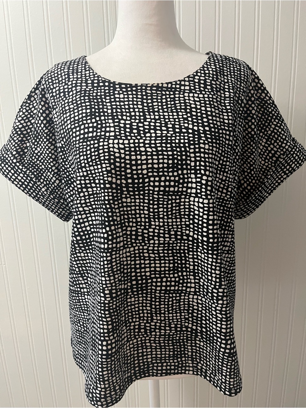 MELLODAY Black & White Dot Grid Short Sleeve Top